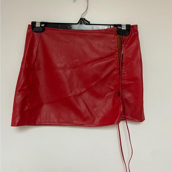 Red faux leather skirt - Picture 3 of 3